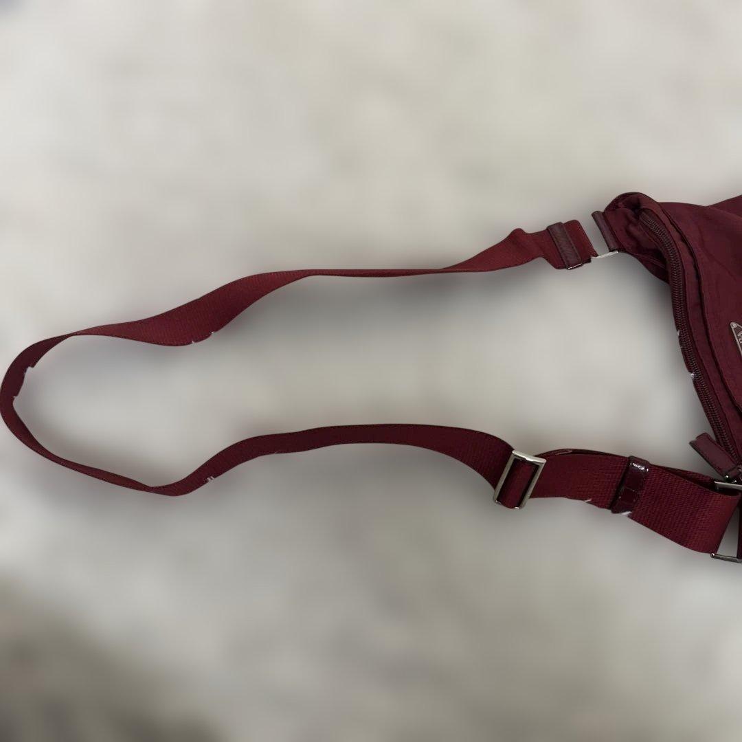 PRADA ショルダーバッグ サコッシュ 斜め掛け 三角プレート ナイロン 赤
