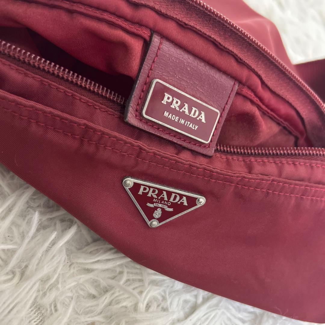 PRADA ショルダーバッグ サコッシュ 斜め掛け 三角プレート ナイロン 赤